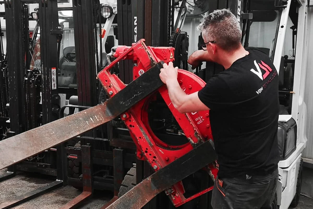un technicien sav vdm technologies repare un retourneur de la marque atib sur un chariot elevateur