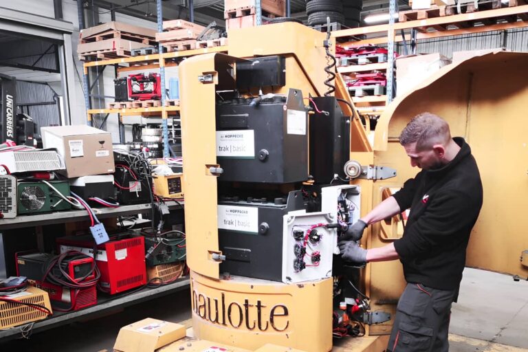 un technicien sav vdm technologies effectue un depannage et reparation sur une nacelle haulotte en atelier