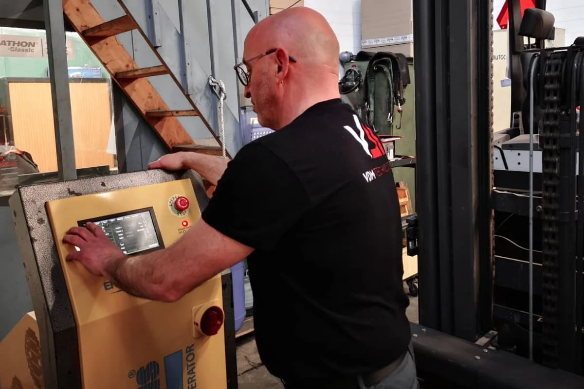 technicien atelier vdm technologies effectue une regeneration de batterie