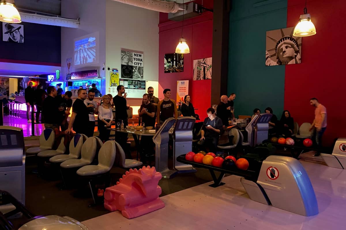 photo evenement avec les salaries vdm technologies dans un bowling