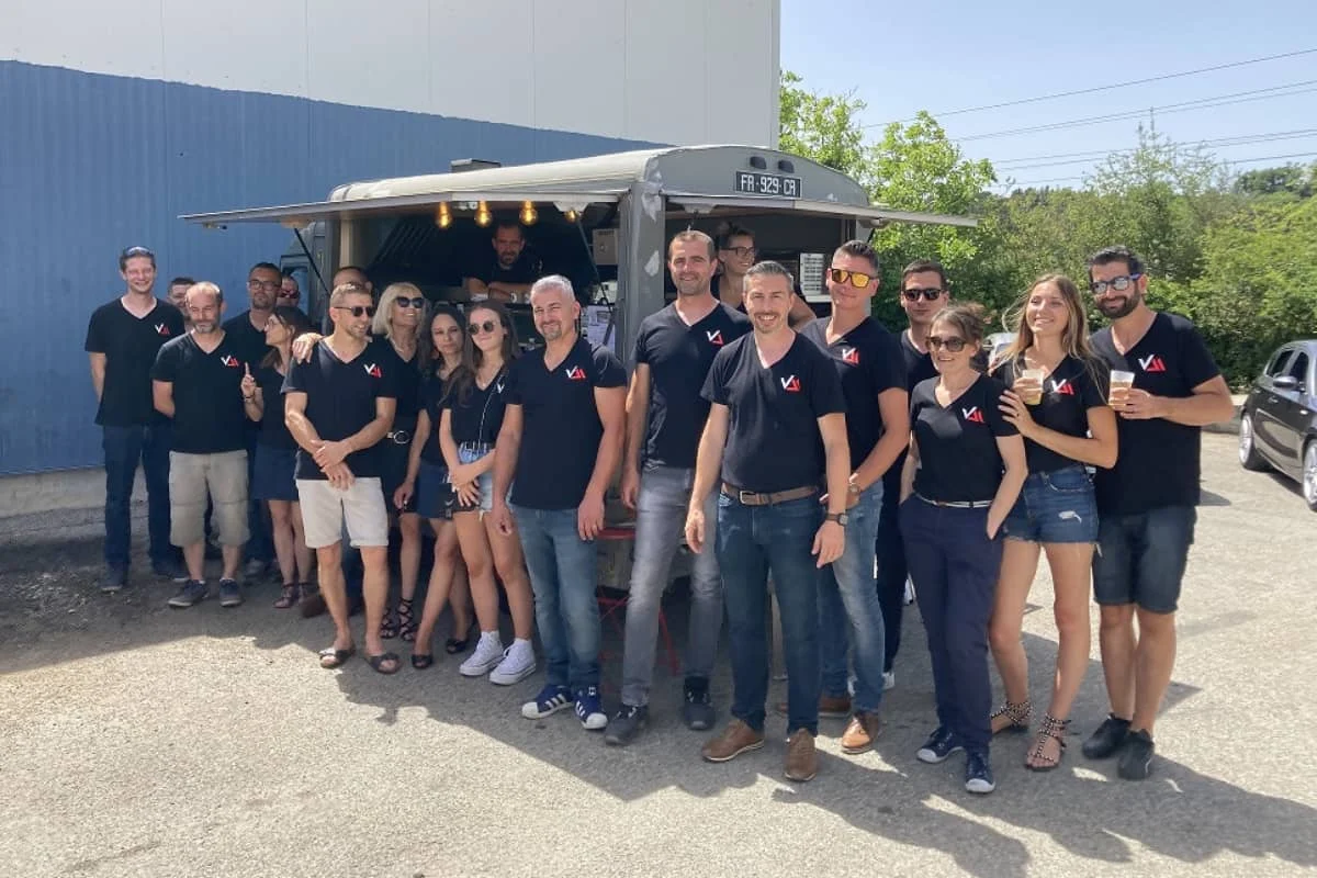 salaries vdm technologies avec le nouveau logo sur leur t-shirt devant un food truck