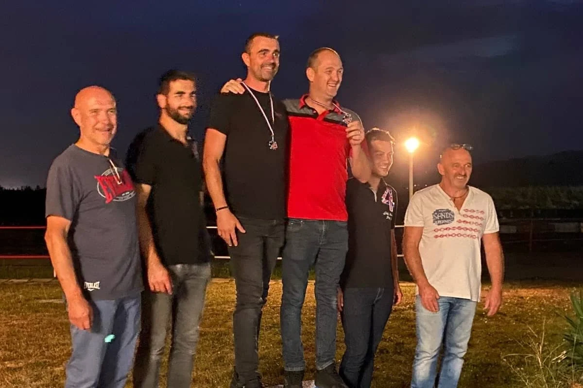 salaries vdm technologies sur un podium pour un evenement karting