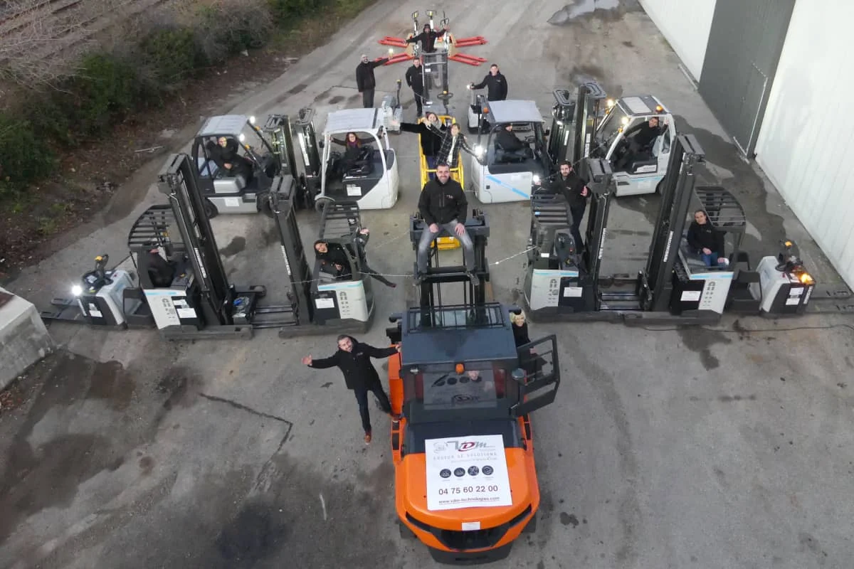 photo evenement noel equipe vdm technologies sur les materiels de manutention