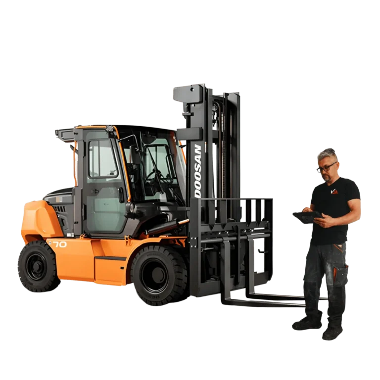 Maintenance des chariots élévateurs. Un technicien sav vdm technologies effectue une maintenance sur un chariot frontal doosan 7T orange