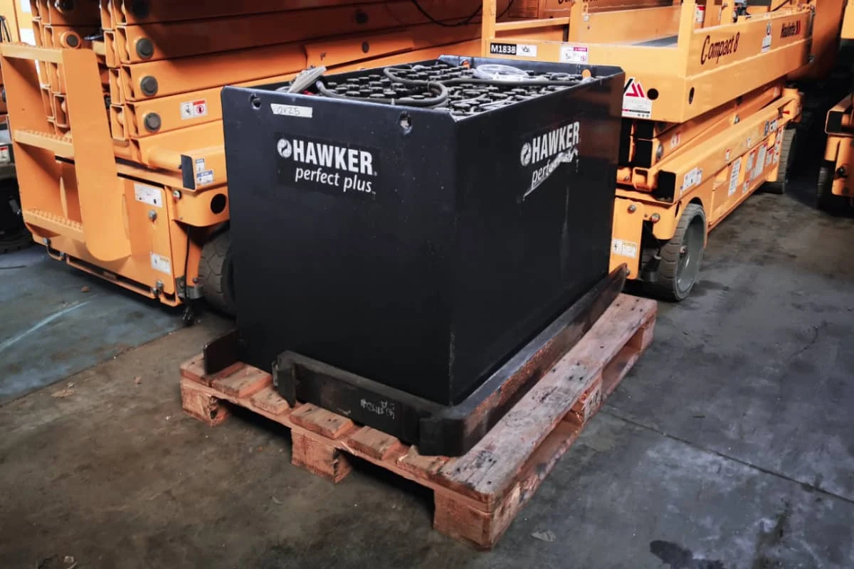 batterie neuve chariot elevateur sur une palette dans un entrepot
