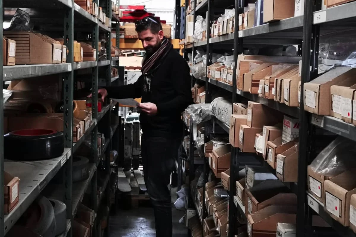 magasinier vdm technologies dans son rayonnage a la recherche une piece de rechange