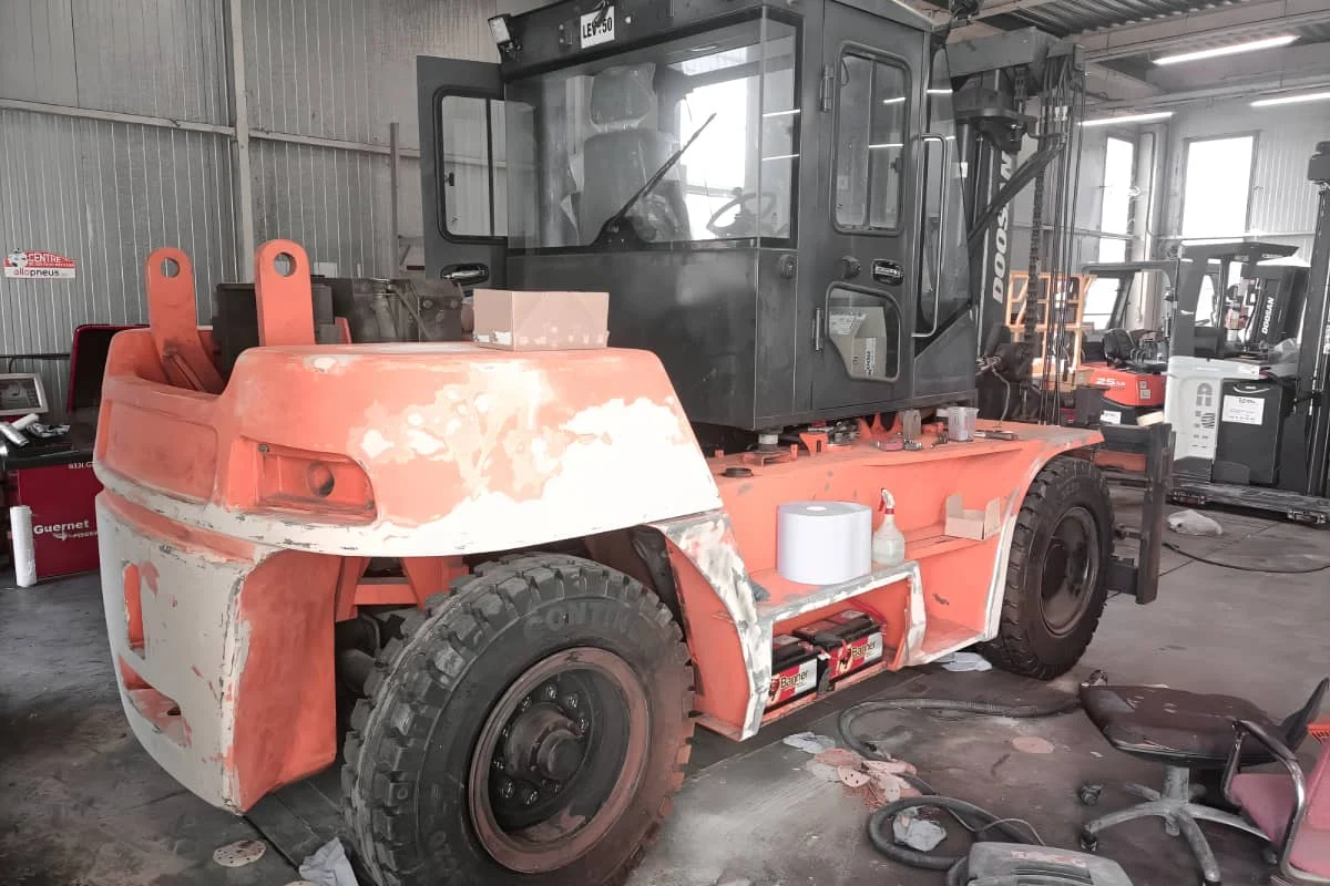 remise en etat chariot elevateur doosan travaille sur la carrosserie chez vdm technologies