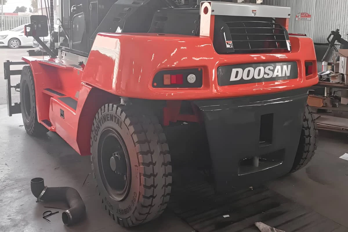 remise en etat chariot elevateur doosan etape peinture chez vdm technologies